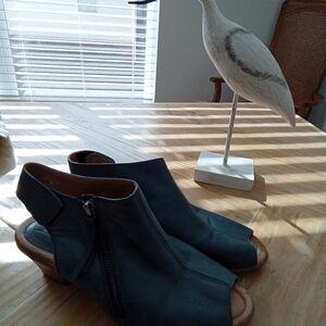 Earth Kristy Admiral Blue Leather Peep Toe Ankle Booties Size 8B